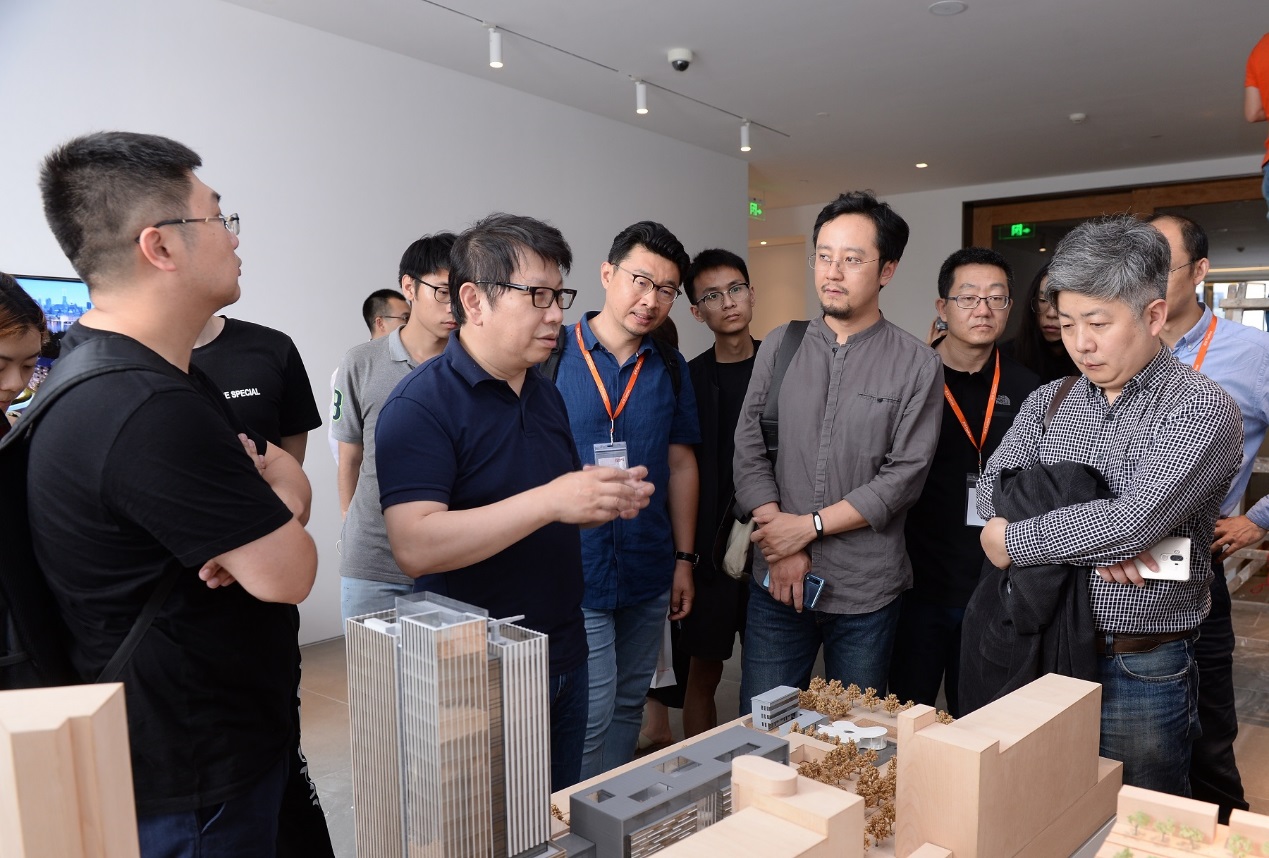 来访结合毕业设计高校师生参观1xBET办公空间
