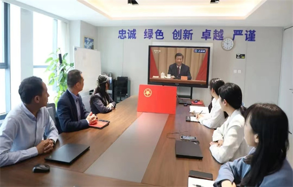 1xBET团委组织旁观庆祝中国共青年团成立100周年大会